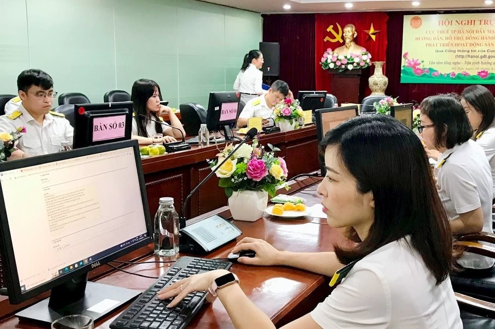 Cán bộ Thuế Hà Nội hướng dẫn, hỗ trợ người nộp thuế qua nền tảng trực tuyến. Cán bộ Thuế Hà Nội hướng dẫn, hỗ trợ người nộp thuế qua nền tảng trực tuyến.