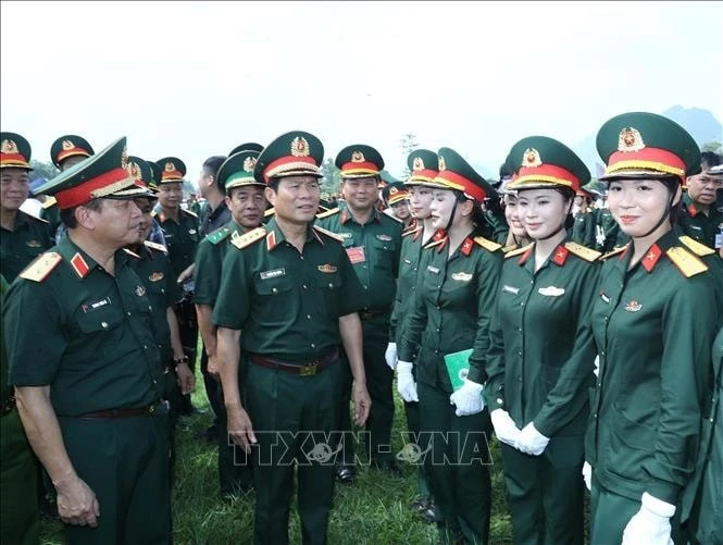 Đại tướng Nguyễn Tân Cương chúc mừng, động viên các khối tham gia tổng hợp luyện.