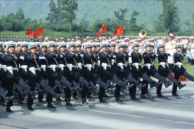 Khối sĩ quan Hải quân nhân dân tại buổi hợp luyện. Khối sĩ quan Hải quân nhân dân tại buổi hợp luyện.