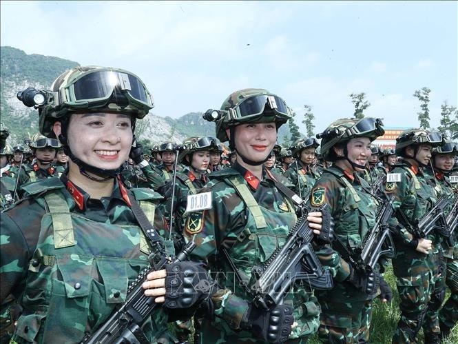 Khối nữ đặc nhiệm tham gia hợp luyện. Khối nữ đặc nhiệm tham gia hợp luyện.