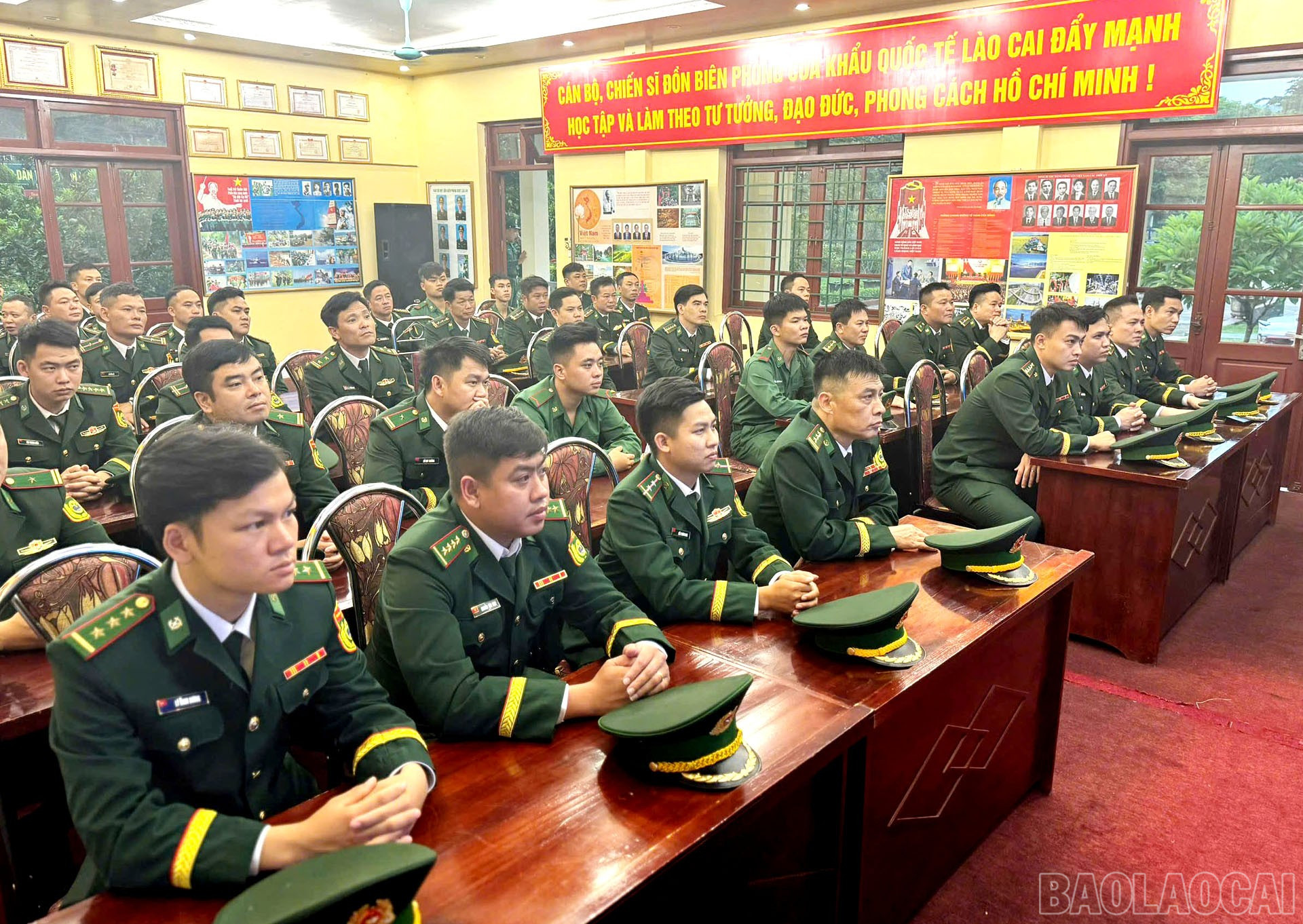 Qua đó, khơi dậy tinh thần tự hào dân tộc của cán bộ, chiến sĩ, nêu cao tinh thần quyết tâm, phấn đấu hoàn thành tốt nhiệm vụ được giao. baolaocai-br_2-9-bienphong3.jpg
