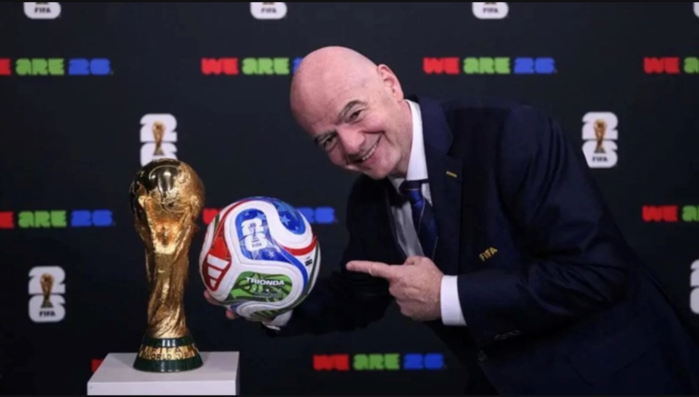 Chủ tịch FIFA Gianni Infantino chính công bố trái bóng thi đấu chính thức Trionda của World Cup 2026 tại trụ sở của FIFA ở Zurich, Thụy Sĩ ngày 2/10/2025.