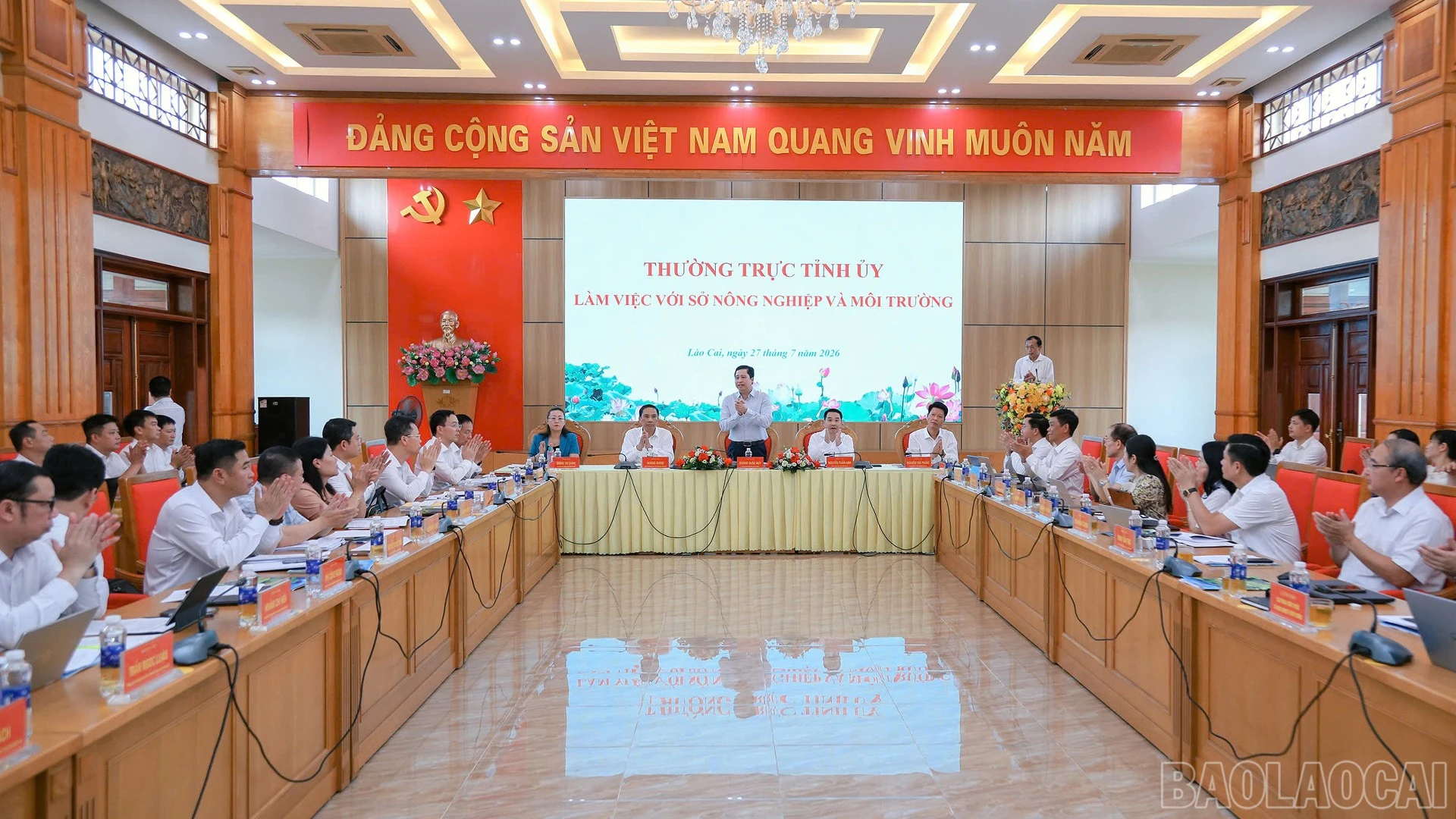 Quang cảnh buổi làm việc.