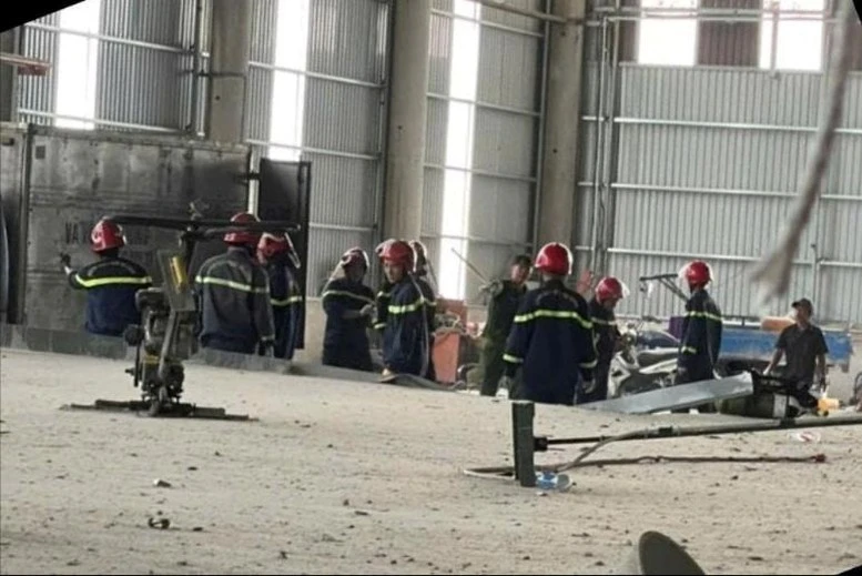 Lực lượng chức năng thực hiện các biện pháp tìm kiếm người gặp nạn trong vụ tai nạn lao động trong khu công nghiệp ở tỉnh Bình Dương (cũ)