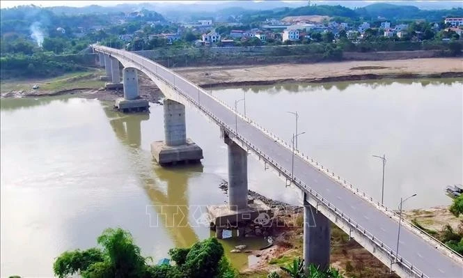 Cầu sông Lô chỉ được phép cho xe mô tô hai bánh, mô tô ba bánh, xe gắn máy (kể cả xe máy điện), các phương tiện giao thông thô sơ và người đi bộ qua lại.