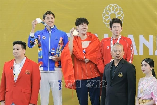 Trần Hưng Nguyên xuất sắc giành huy chương Vàng, Nguyễn Quang Thuấn giành huy chương Đồng với thành tích 2 phút 04,19 giây.