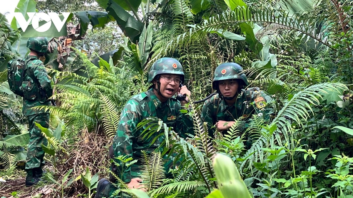 Mulți grăniceri și posturi au fost înființate la graniță. Nhiều tổ, chốt biên phòng được thiết lập trên biên giới.