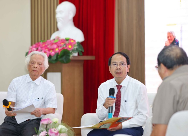 Phó giáo sư, Tiến sỹ Nguyễn Văn Tùng, Phó Tổng biên tập Nhà xuất bản Giáo dục Việt Nam giao lưu với các tác giả và khách mời. Phó giáo sư, Tiến sỹ Nguyễn Văn Tùng, Phó Tổng biên tập Nhà xuất bản Giáo dục Việt Nam giao lưu với các tác giả và khách mời.