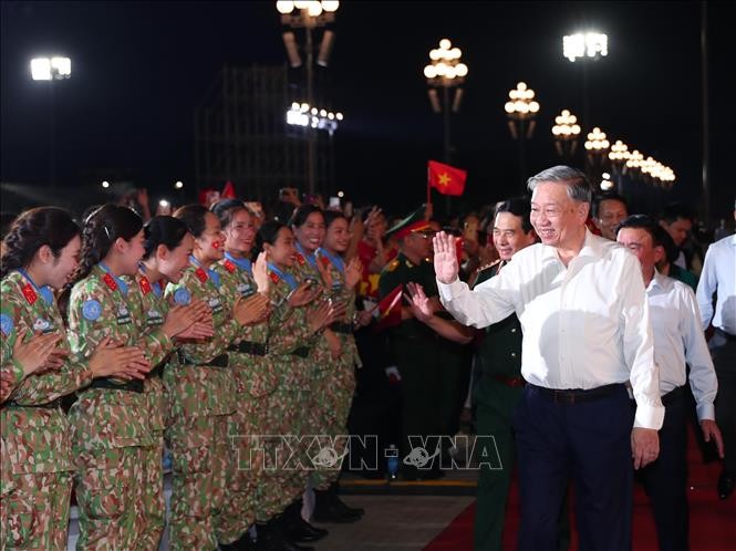 Tổng Bí thư Tô Lâm dự Chương trình chính luận nghệ thuật ''Dưới cờ vinh quang'' tại điểm cầu Quảng trường Ba Đình (Hà Nội). Tổng Bí thư Tô Lâm dự Chương trình chính luận nghệ thuật ''Dưới cờ vinh quang'' tại điểm cầu Quảng trường Ba Đình (Hà Nội).