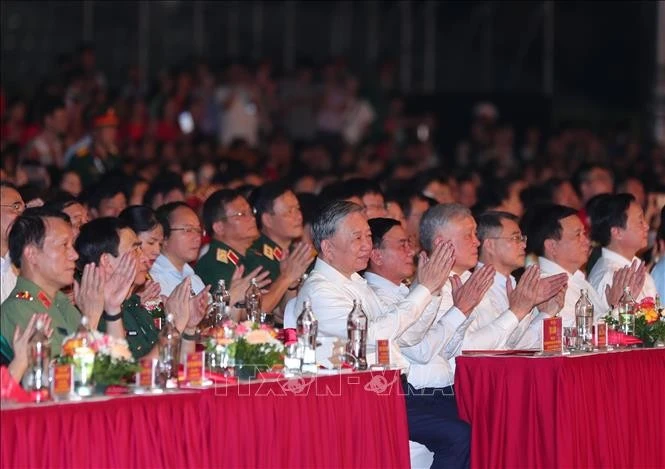 Tổng Bí thư Tô Lâm cùng nhiều đồng chí lãnh đạo, nguyên lãnh đạo Đảng, Nhà nước dự Chương trình tại điểm cầu Quảng trường Ba Đình (Hà Nội).