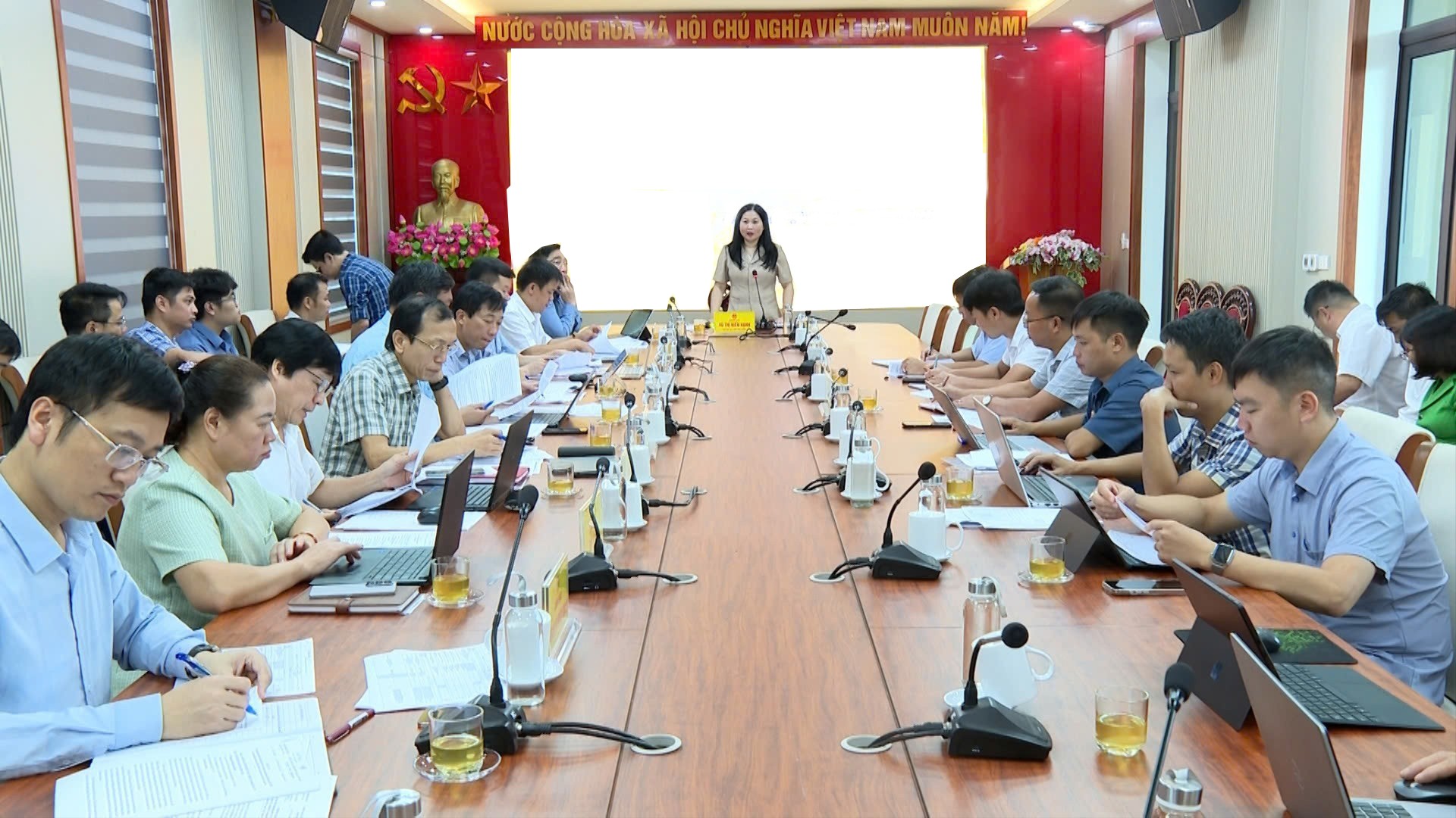 Đồng chí Vũ Thị Hiền Hạnh – Phó Chủ tịch UBND tỉnh phát biểu chỉ đạo tại buổi làm việc. 17-9-ba-hanh2.jpg