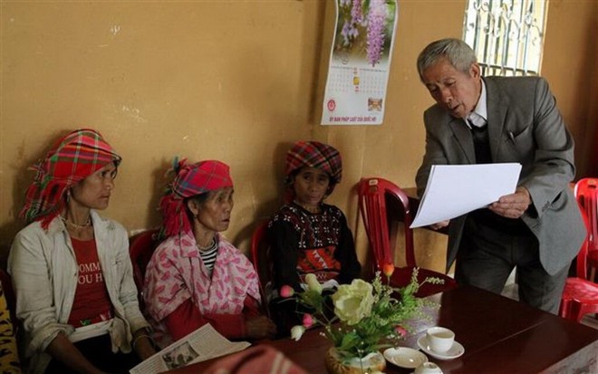 Cán bộ tỉnh Lào Cai tuyên truyền đến người dân về tác hại và hệ lụy của việc hôn nhân cận huyết thống.
