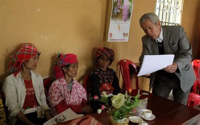 Cán bộ tỉnh Lào Cai tuyên truyền đến người dân về tác hại và hệ lụy của việc hôn nhân cận huyết thống.