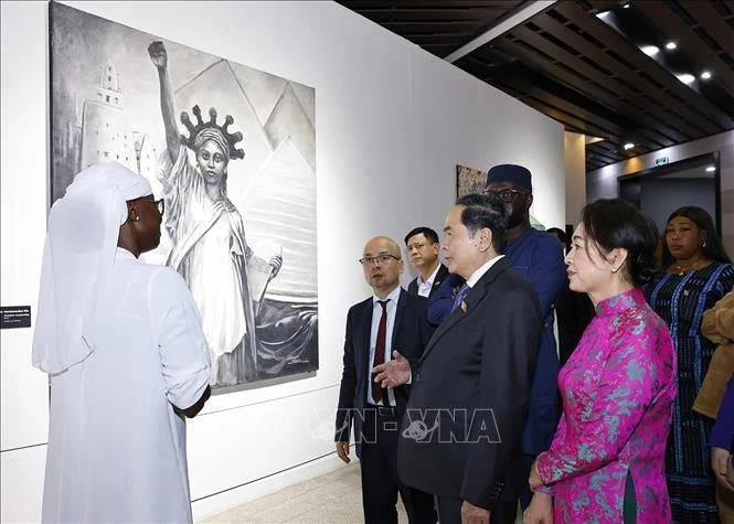 Chủ tịch Quốc hội Trần Thanh Mẫn và Phu nhân tham quan Bảo tàng Văn minh châu Phi.