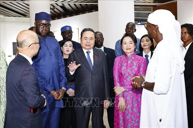 Chủ tịch Quốc hội Trần Thanh Mẫn và Phu nhân tham quan Bảo tàng Văn minh châu Phi.