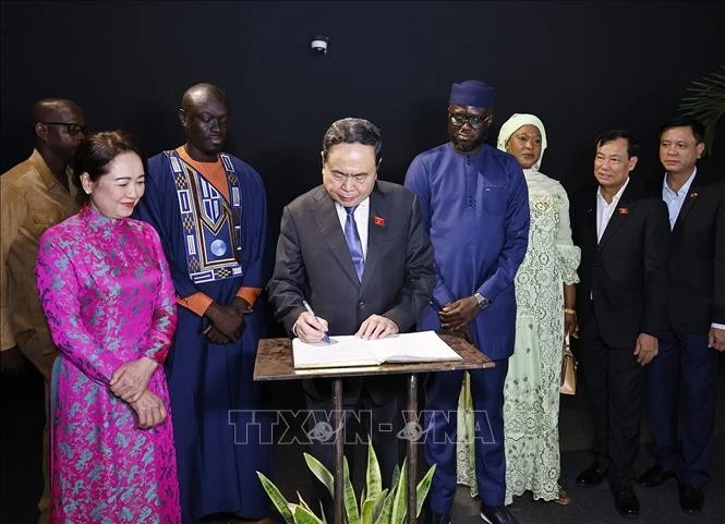 Chủ tịch Quốc hội Trần Thanh Mẫn ghi sổ lưu bút tại Bảo tàng Văn minh châu Phi.