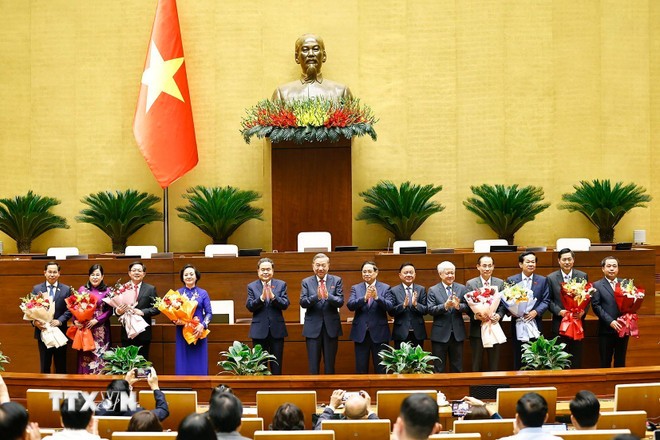 Tổng Bí thư Tô Lâm, Thủ tướng Phạm Minh Chính, Chủ tịch Quốc hội Trần Thanh Mẫn và các đồng chí lãnh đạo Đảng, Nhà nước tặng hoa chúc mừng các Phó Thủ tướng, Bộ trưởng và các Chủ nhiệm Ủy ban của Quốc hội. Tổng Bí thư Tô Lâm, Thủ tướng Phạm Minh Chính, Chủ tịch Quốc hội Trần Thanh Mẫn và các đồng chí lãnh đạo Đảng, Nhà nước tặng hoa chúc mừng các Phó Thủ tướng, Bộ trưởng và các Chủ nhiệm Ủy ban của Quốc hội.