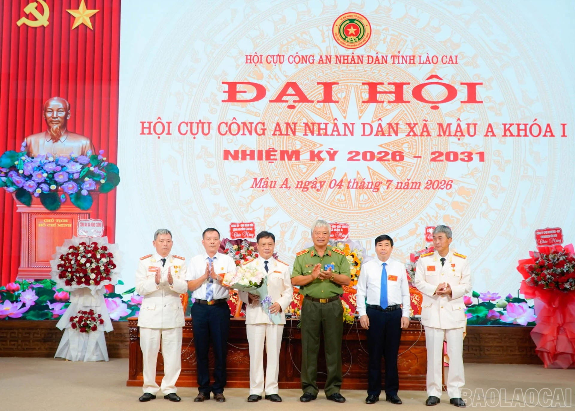 Thiếu tướng Đặng Trần Chiêu - Chủ tịch Hội Cựu Công an nhân dân tỉnh Lào Cai tặng hoa chúc mừng đại hội.
