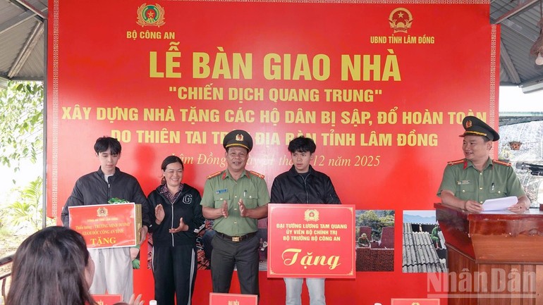 Được sự ủy quyền của Bộ trưởng Công an và Giám đốc Công an tỉnh Lâm Đồng, Đại tá Nay Gia Phú trao quà tặng gia đình chị Nguyễn Thị Hương Lan tại lễ bàn giao nhà mới.