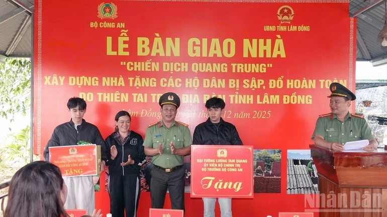 Được sự ủy quyền của Bộ trưởng Công an và Giám đốc Công an tỉnh Lâm Đồng, Đại tá Nay Gia Phú trao quà tặng gia đình chị Nguyễn Thị Hương Lan tại lễ bàn giao nhà mới.