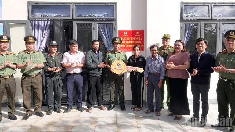 Đại biểu và gia đình chị Lan trước ngôi nhà mới.