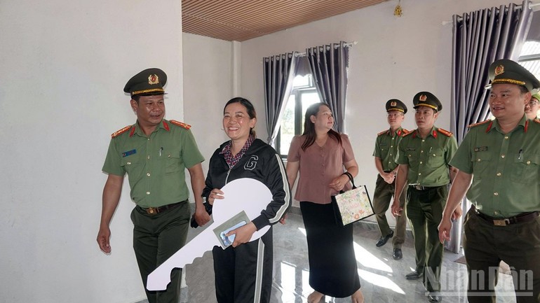 Chị Lan vui mừng khi được hỗ trợ dựng lại ngôi nhà mới.