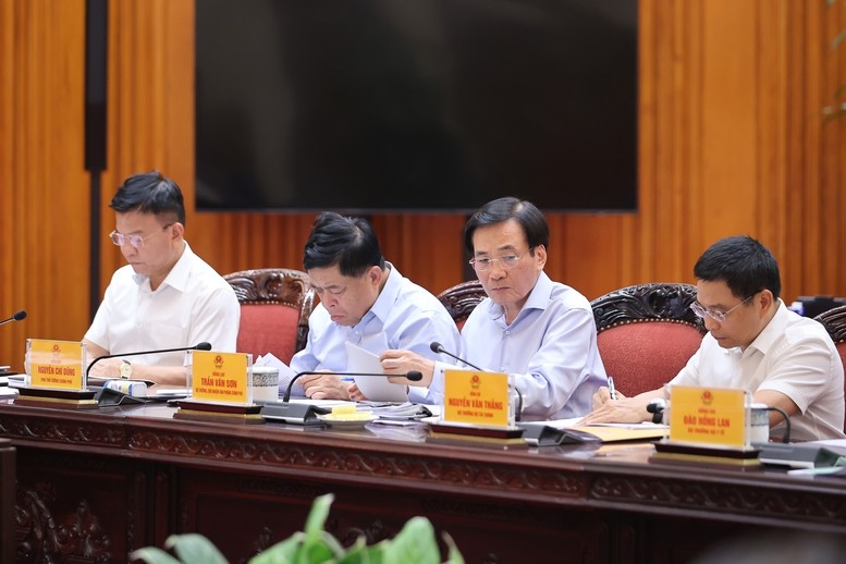 Các đồng chí Phó Thủ tướng Chính phủ, thành viên Chính phủ, lãnh đạo các bộ, cơ quan thuộc Chính phủ tham dự cuộc họp.