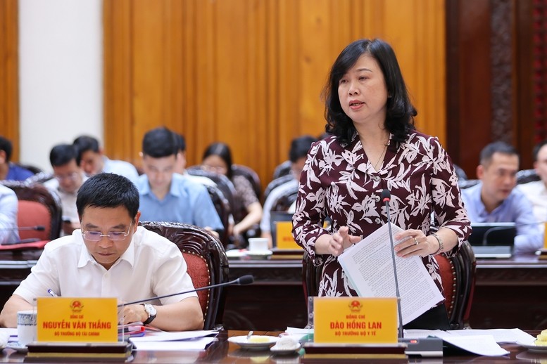 Bộ trưởng Bộ Y tế Đào Hồng Lan báo cáo tại cuộc họp.