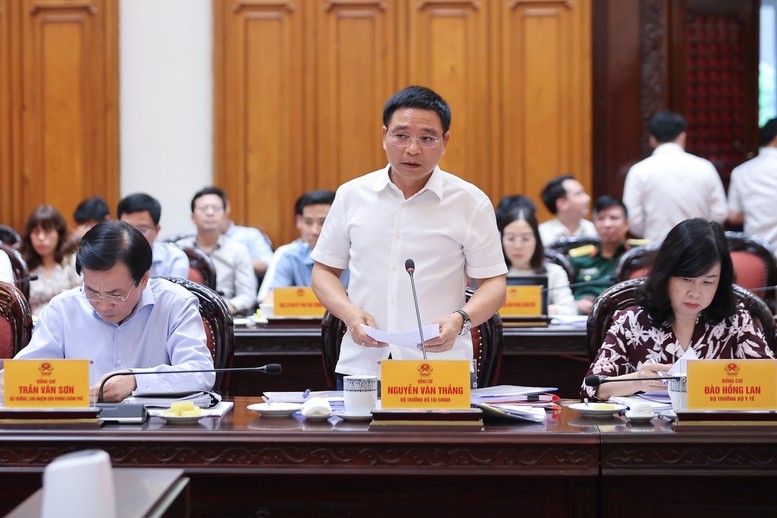 Bộ trưởng Bộ Tài chính Nguyễn Văn Thắng báo cáo tại cuộc họp.