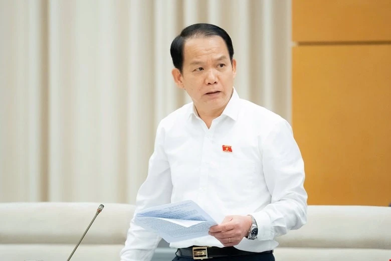 Chủ nhiệm Ủy ban Pháp luật và Tư pháp của Quốc hội Hoàng Thanh Tùng phát biểu thảo luận tại phiên họp.