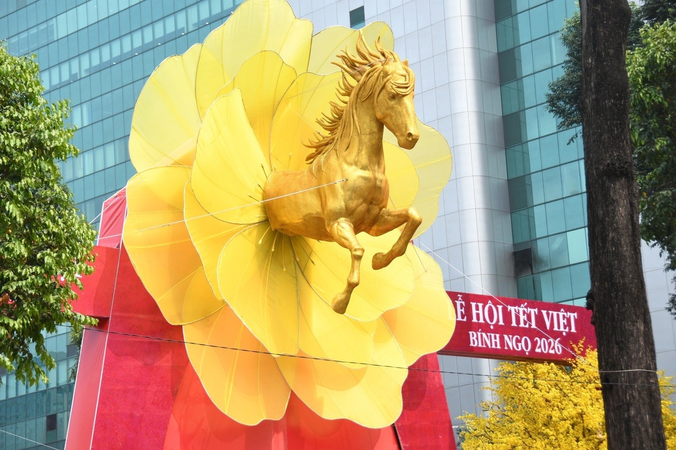 Linh vật ngựa với tạo hình bay ra từ hoa mai vàng rực rỡ tại cổng chính là điểm check-in hút khách ở Nhà văn hóa Thanh niên (TPHCM).