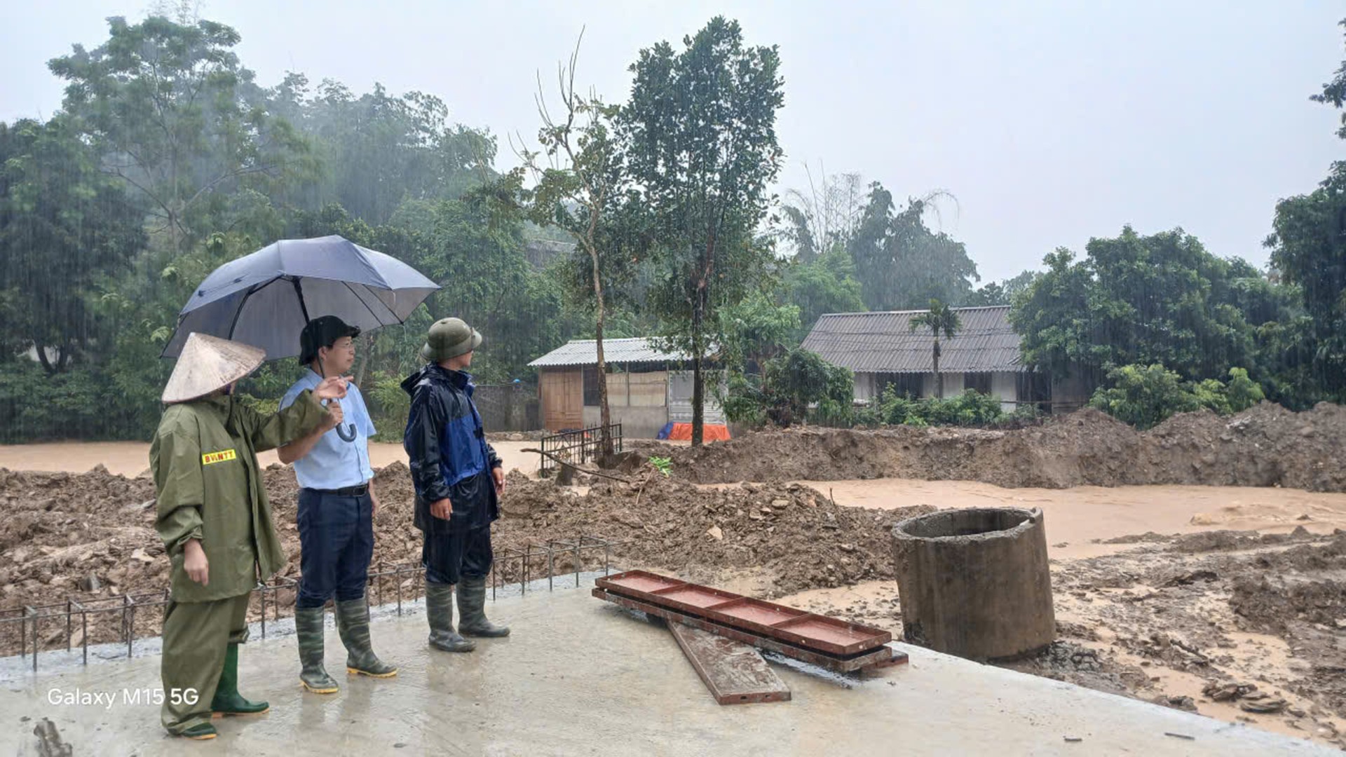 Lãnh đạo phường có mặt để kiểm tra chỉ đạo công tác khắc phục mưa lũ. Lãnh đạo phường có mặt để kiểm tra chỉ đạo công tác khắc phục mưa lũ.