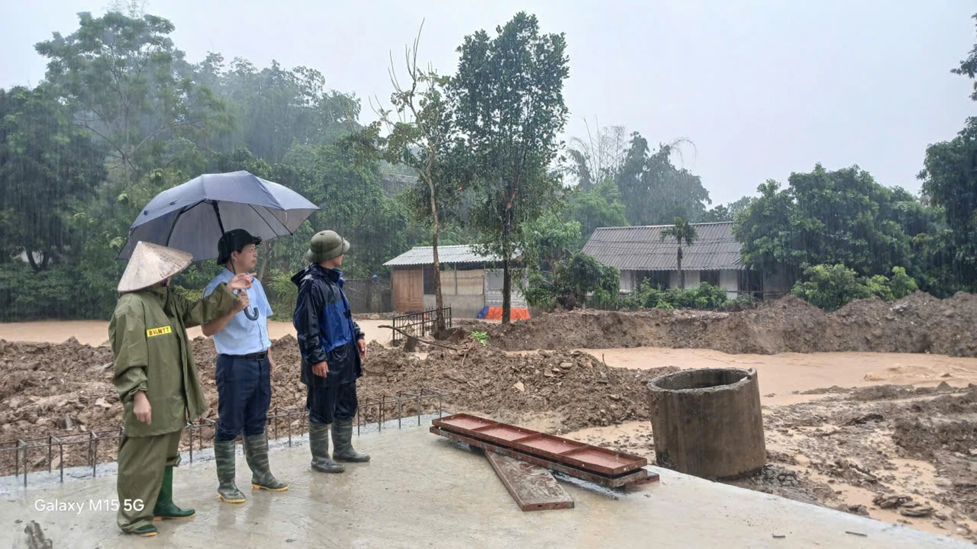 Lãnh đạo phường có mặt để kiểm tra chỉ đạo công tác khắc phục mưa lũ.