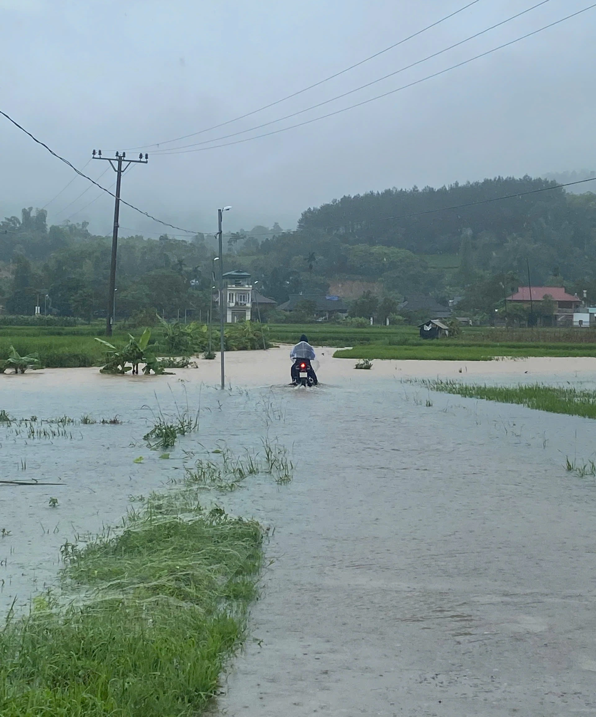 Nhiều tuyến đường bị ngập sâu.
