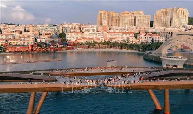 Du khách chụp ảnh lưu niệm, chờ ngắm hoàng hôn trên Cầu Hôn, đặc khu Phú Quốc.