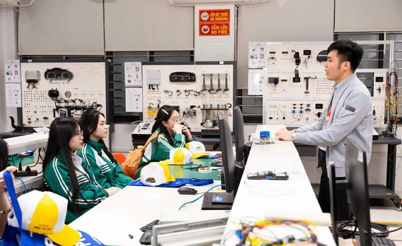 Học sinh tham quan các phòng thí nghiệm và không gian sáng tạo tại Đại học Phenikaa.