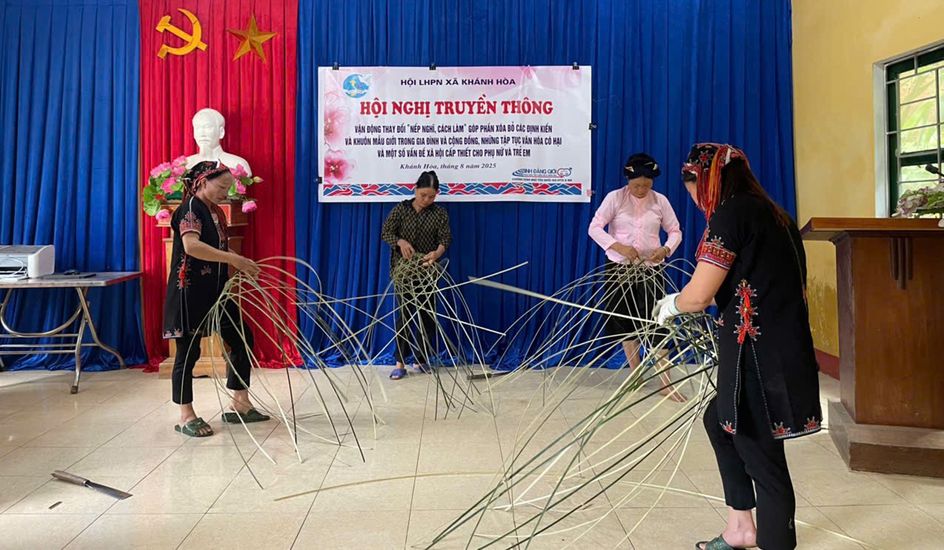 Phụ nữ xã Khánh Hòa tham gia Dự án 8. 16-9-phunu1.jpg