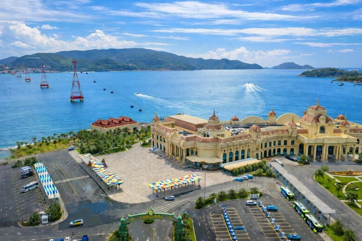 Cảng cáp treo Vinpearl Nha Trang - điểm khởi đầu của hành trình vượt biển biểu tượng.