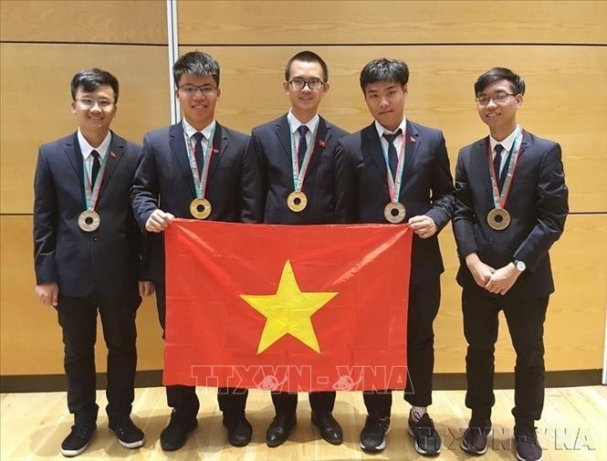 Năm thí sinh của Đội tuyển quốc gia Việt Nam dự thi Olympic Vật lý quốc tế lần thứ 49 đều đoạt giải, trong đó có 2 HCV, 2 HCB và 1 HCĐ. Năm thí sinh của Đội tuyển quốc gia Việt Nam dự thi Olympic Vật lý quốc tế lần thứ 49 đều đoạt giải, trong đó có 2 HCV, 2 HCB và 1 HCĐ.