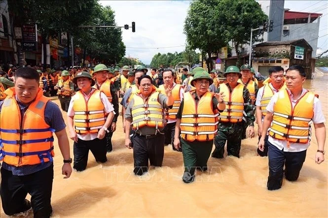 Thủ tướng Phạm Minh Chính chỉ đạo công tác cứu hộ, cứu nạn và khắc phục hậu quả lũ lụt gây ngập trên diện rộng tại khu vực phường Phan Đình Phùng, tỉnh Thái Nguyên.