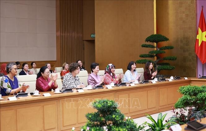 Các nhà ngoại giao nữ quốc tế tham dự buổi gặp mặt nhân dịp kỷ niệm Ngày Quốc tế Phụ nữ ngành Ngoại giao. Các nhà ngoại giao nữ quốc tế tham dự buổi gặp mặt nhân dịp kỷ niệm Ngày Quốc tế Phụ nữ ngành Ngoại giao.