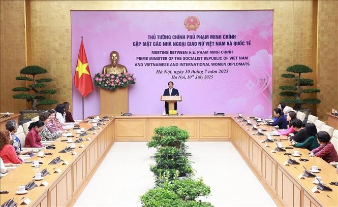 Buổi gặp của Thủ tướng Phạm Minh Chính với các nhà ngoại giao nữ Việt Nam và quốc tế nhân dịp kỷ niệm Ngày Quốc tế Phụ nữ ngành Ngoại giao. Buổi gặp của Thủ tướng Phạm Minh Chính với các nhà ngoại giao nữ Việt Nam và quốc tế nhân dịp kỷ niệm Ngày Quốc tế Phụ nữ ngành Ngoại giao.