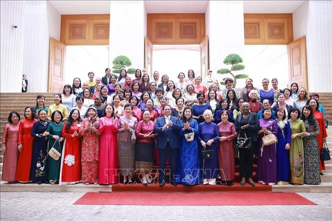 Thủ tướng Phạm Minh Chính và Phu nhân Lê Thị Bích Trân với các nhà ngoại giao nữ Việt Nam và quốc tế. Thủ tướng Phạm Minh Chính và Phu nhân Lê Thị Bích Trân với các nhà ngoại giao nữ Việt Nam và quốc tế.