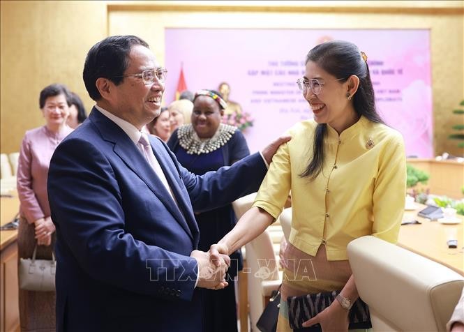 Thủ tướng Phạm Minh Chính với các nhà ngoại giao nữ quốc tế. Thủ tướng Phạm Minh Chính với các nhà ngoại giao nữ quốc tế.