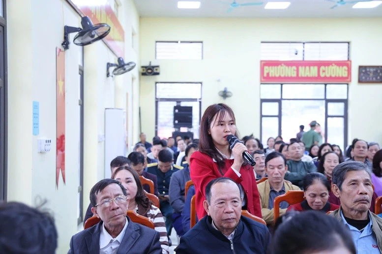 Cử tri nêu ý kiến tại hội nghị.