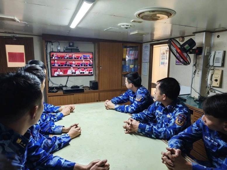 Cán bộ, chiến sĩ tàu CSB 6001, Hải đội 211, Hải đoàn 21 theo dõi Lễ khai mạc Đại hội Đại biểu toàn quốc lần thứ XIV của Đảng.