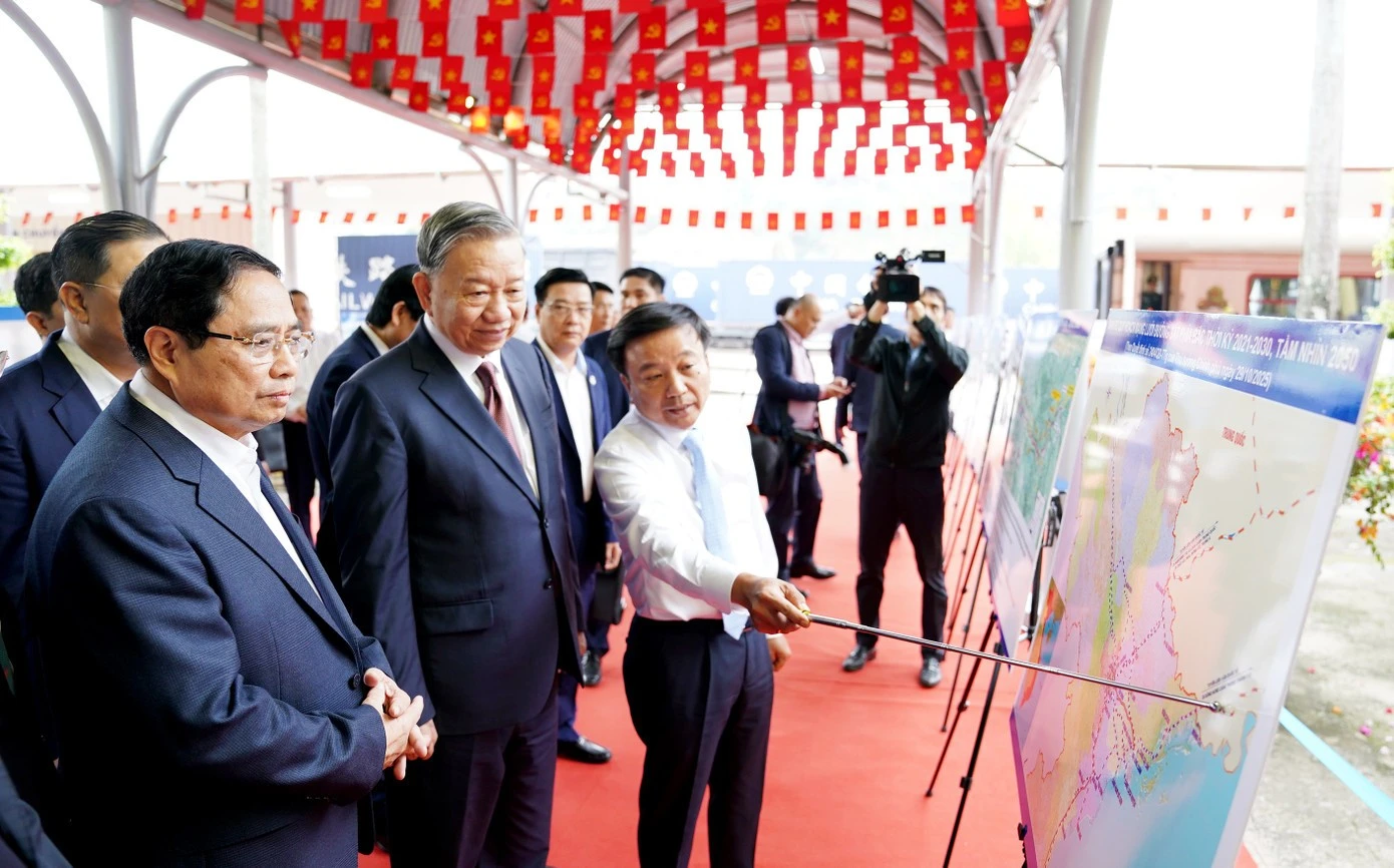 Tổng Bí thư Tô Lâm và Thủ tướng Chính phủ Phạm Minh Chính cùng lãnh đạo các bộ, ngành Trung ương và tỉnh Lạng Sơn kiểm tra bản đồ quy hoạch tuyến đường sắt Hà Nội - Đồng Đăng.
