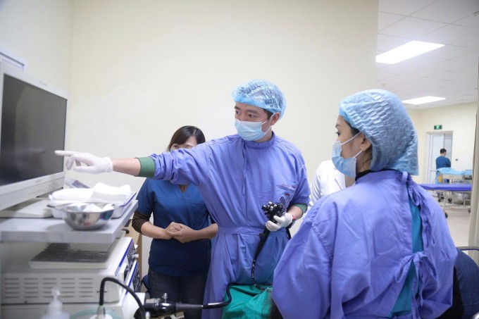 Các bác sĩ nội soi tầm soát phát hiện sớm, chẩn đoán ung thư đường tiêu hóa cho bệnh nhân.