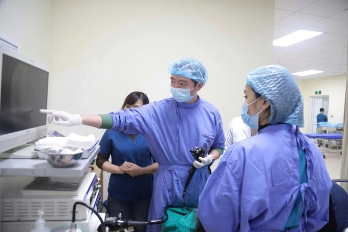 Các bác sĩ nội soi tầm soát phát hiện sớm, chẩn đoán ung thư đường tiêu hóa cho bệnh nhân.