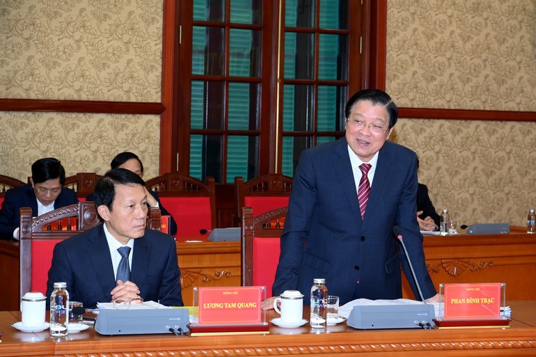 Trưởng Ban Nội chính Trung ương Phan Đình Trạc phát biểu tại phiên họp.